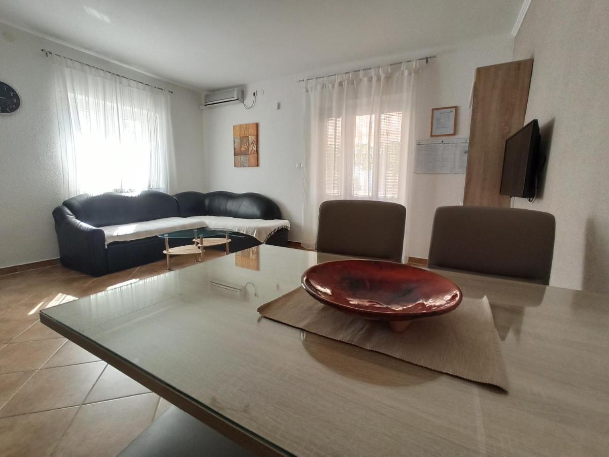 Apartmani Vesna Krk Town Exterior foto