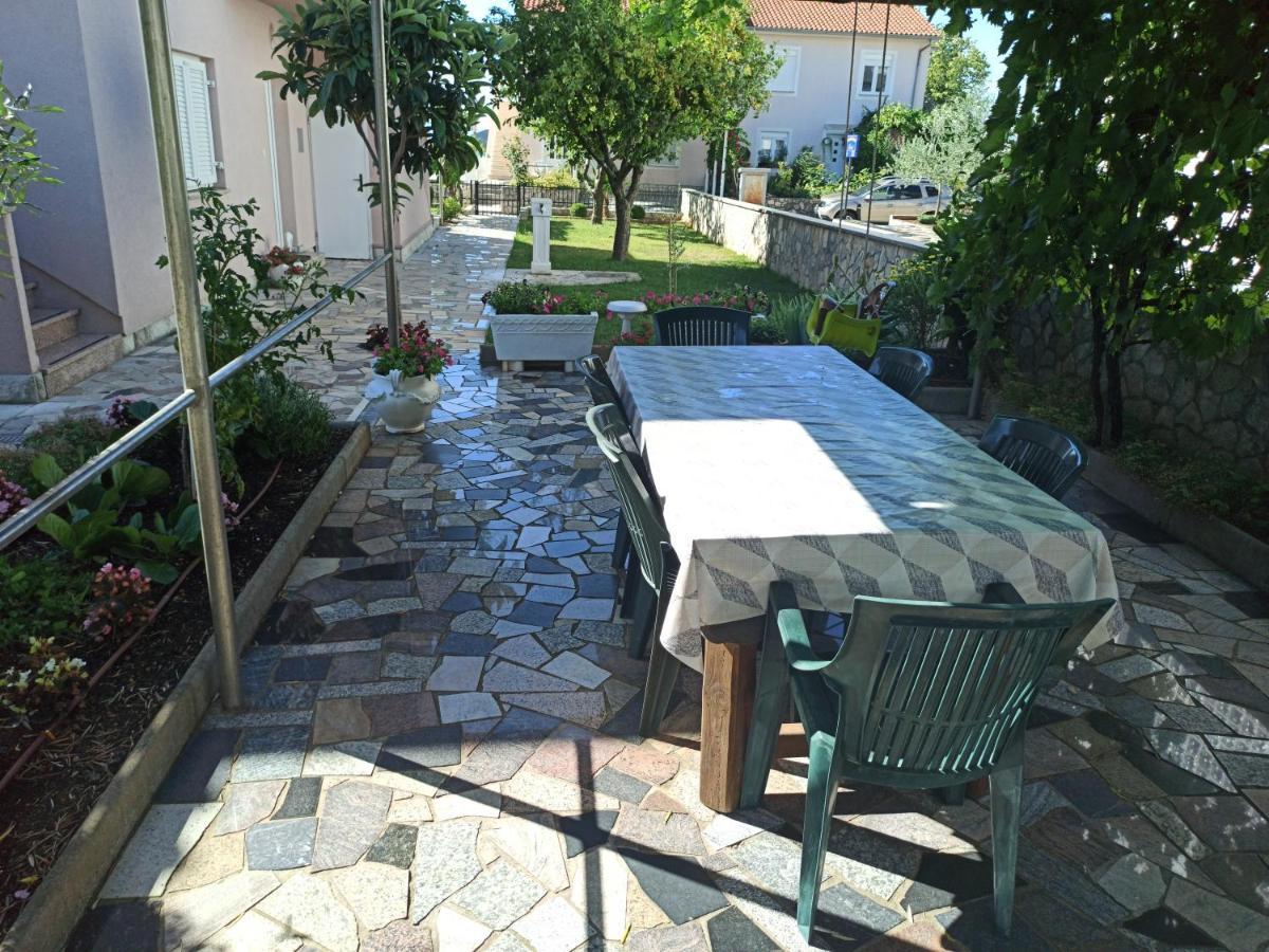 Apartmani Vesna Krk Town Exterior foto
